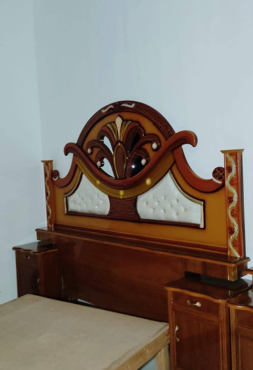 غرفه للبيع نضيفه ومابيها اي ضرر وجديده عنوانها طريق الحي قرب قرية الرزكان نهايتها 600 ومابيها مجال : الشراي يتصل ع ***********
