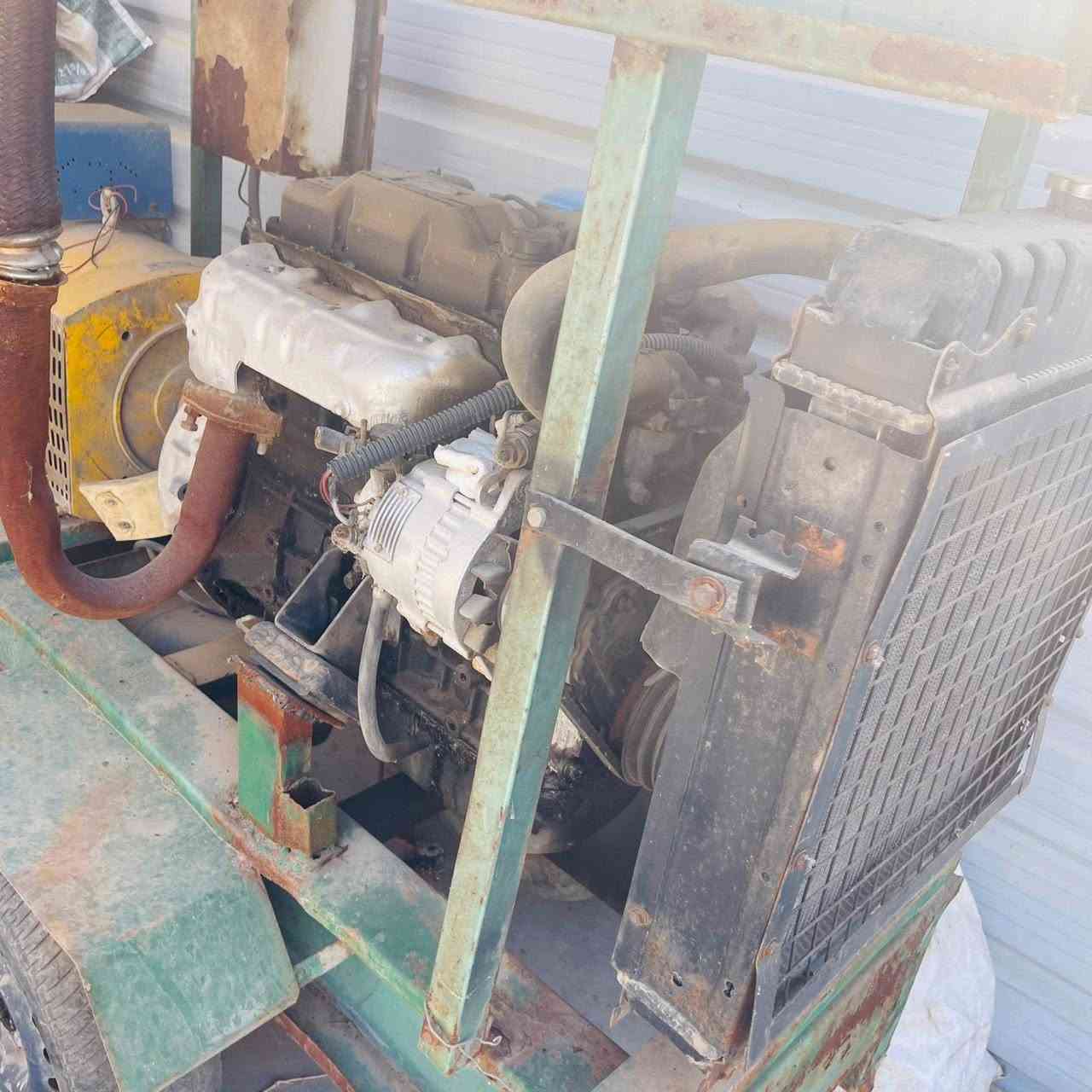 مولد كية محرك 1701 مفتوح مجفت بس لا يصرف ولا بي تبخير صرف كاز كلش طبيعي 2لتر بساعة توليد 30 كيفي 
شغال توليد طبيعي بس بي نتلة 
راس العكال مال لف مشورث بس هاي 
رقمي ***********
عنوان واسط الصويره ناحية سيد الشهداء منطقة شجيرية الداور الغربي 
قرب صيطرة الج مدخل واسط
