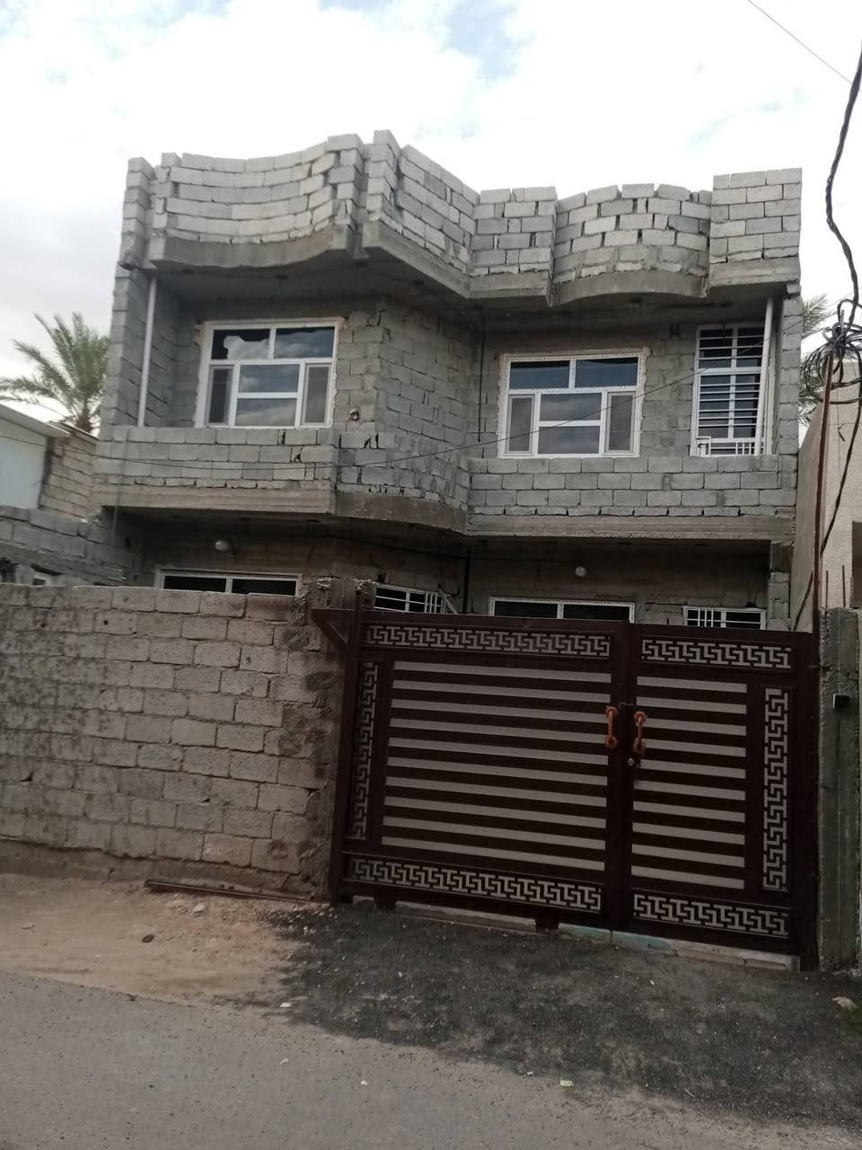 دار للبيع المساحة 150م طابو زراعي سند٢٥ طابقين يحتوي على ٣غرف نوم واستقبال ومطبخ وحولي وصحيات منفصله وترك عدد٢ وكراج وحديقة صغيرة وبناء جديد بس الواجهه بعده قيد التنفيذ العنوان الراشدية شارع المراسمة وطريق الرابط بين جزيرة بغداد والراشدية للاستفسار الاتصال على ***********
