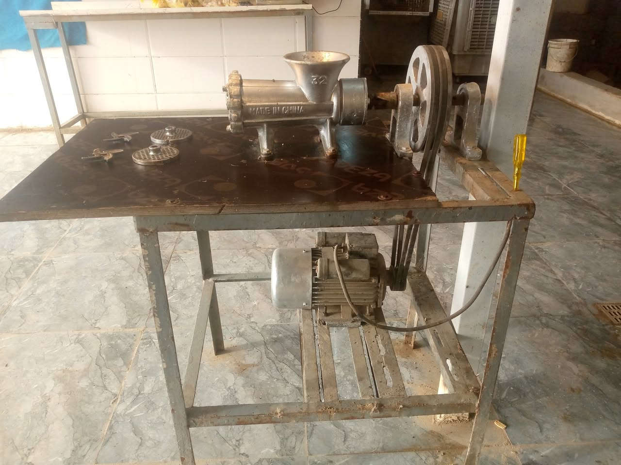 السلام عليكم
شباب عندي هاي مكينه مال ثرم لحم للبيع 
حجم 32 شغاله فول ما بيها اي نقص سعرها 300الف وبيها مجال الطيبين العنوان النهروان الدوانم قرب اسواق الحسين 
الرقم الاتصال وبي واتساب 
*********** بس راسلني وارد عليك
