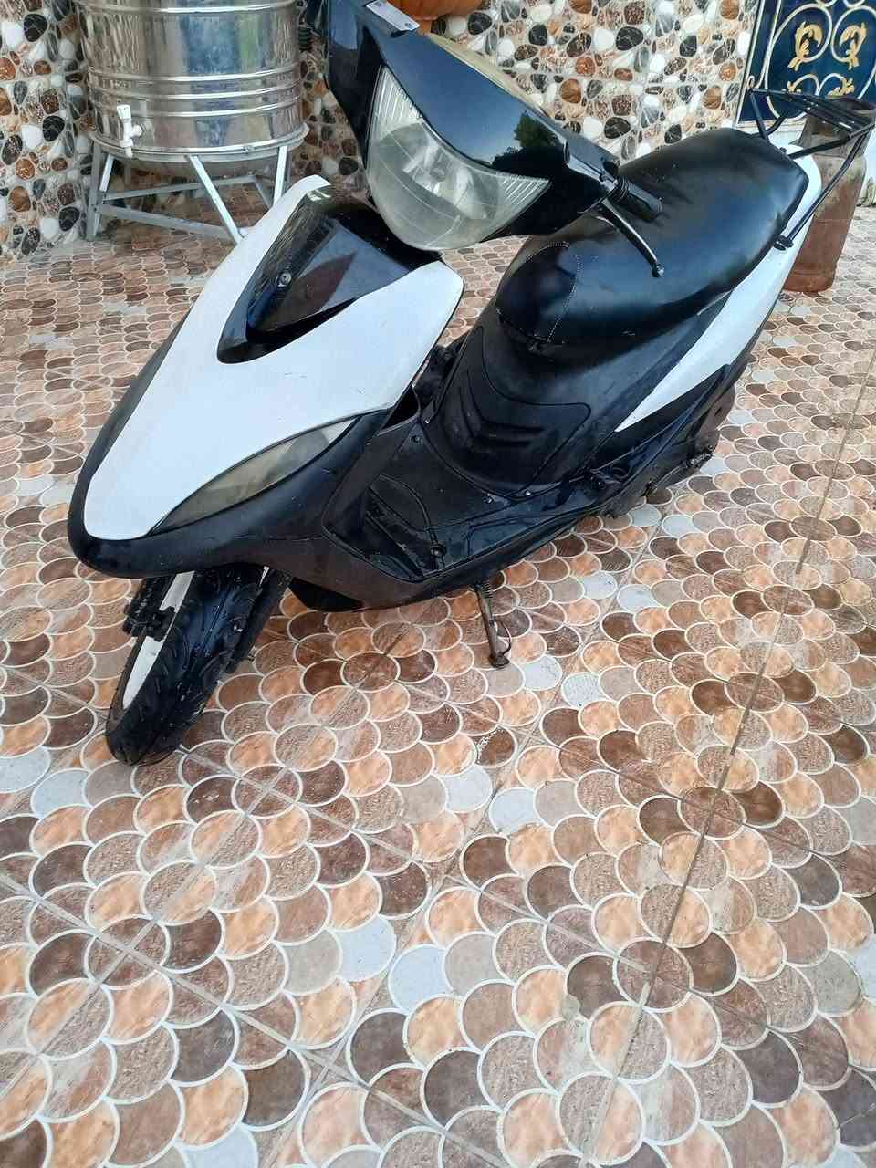 السلام عليكم دراجه للبيع
محرك 49 ابلادي بس ولفات مفتوحه 
كهربايات كله شغاله سلف 
مكاني محاويل السعر خاص او اتصال ***********
