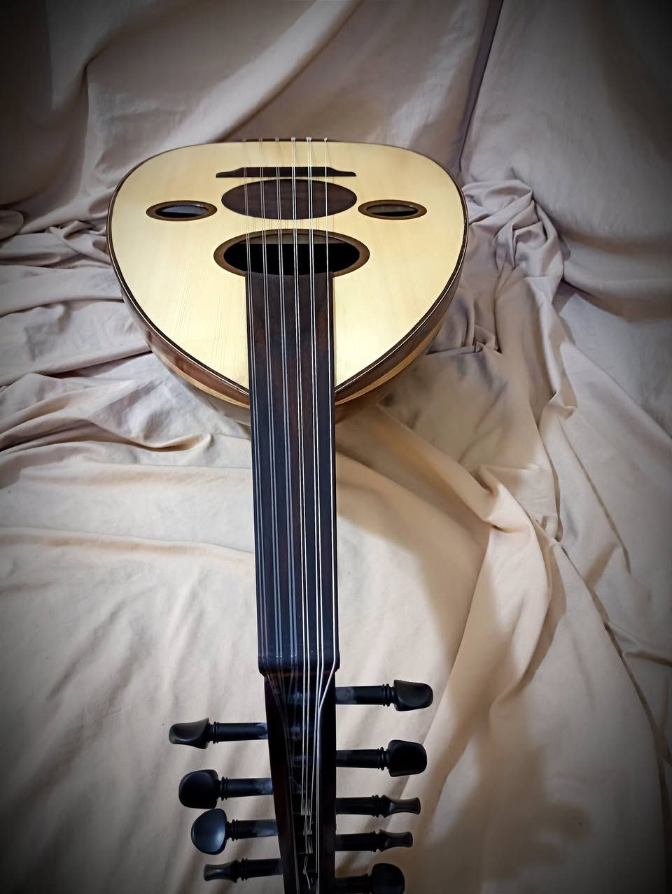 السلام عليكم (( صناعتنا )) 
سيسم هندي 
الوجه سبروس
المسطرة + المضرب سيسم هندي
المفاتيح ابنوس
تحياتي لكم 
واتساب///  ***********
