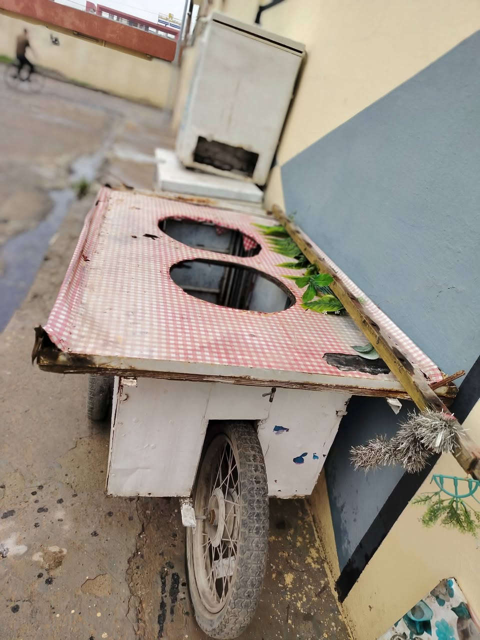 عربانه  مال حمص وباقلي تاخذت جدرين حديد مو خشب
مع قمريه سعر 150 وبيه مجال  مكاني حي الانتصار *********** توصل وتساب بس
