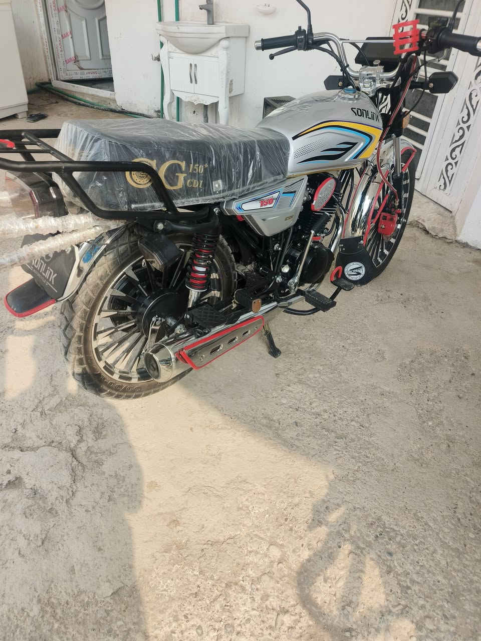 سلام عليكم
سيفان للبيع موديل 2025 دراجه بعدها جديده ومكفوله من كلشي اوراق دراجه شوفت عينك مكفوله من شخط 
سعر 900 وبيها مجال العنوان ديالى الخالص فلكه مصطفى جواد رقم *********** بي واتساب
