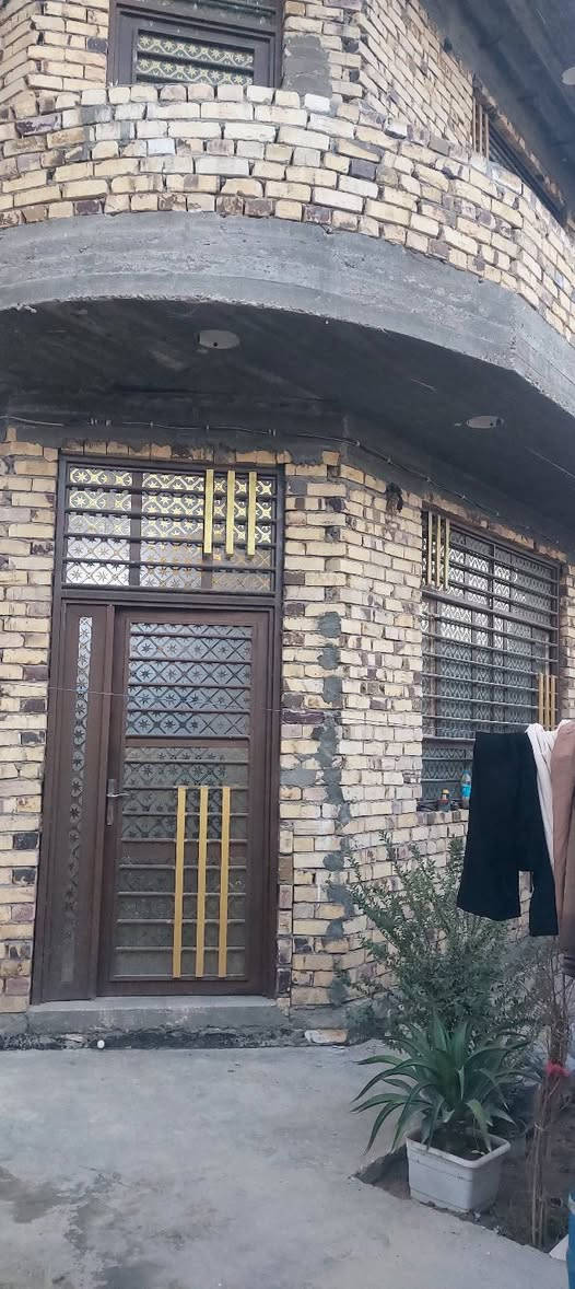 دار للبيع طابو صرف المساحة ٢٠٠م طابقين
الطابق الأول استقبال مطبخ غرفتين نوم +صحيات داخليه وخارجية 
الطابق الثاني غرفتين +صاله ومجمع صحيات كامل 
البيت نقص فقط بورك +أرضية السعر ١٦٥ وبي مجال 
*********** رقم صاحب الدار- موقع البيت سيف سعد شارع 30 قرب الملعب
