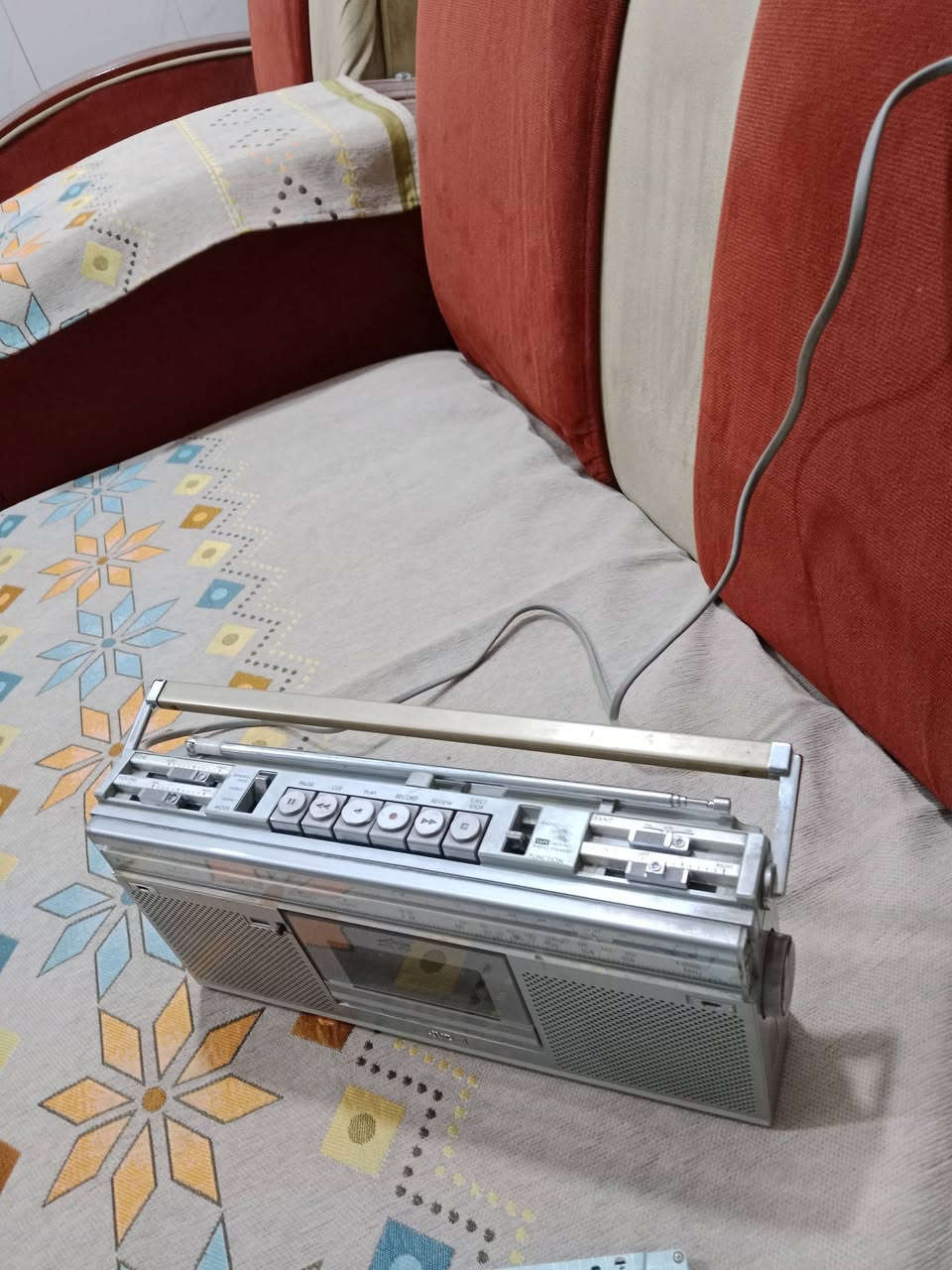 راديو مسجل jvcياباني أصلي نظيف جدا بلادي خالي من التصليح شغال راديو3 موجات ومسجل السعر 60 الف المكان بغداد ***********
