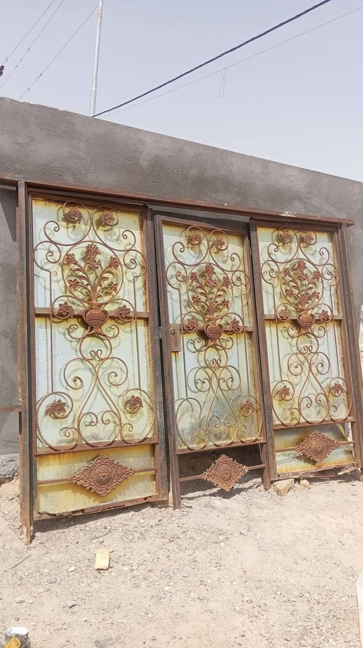 سلام عليكم اخوان باب البيع نضيف بس يرادله شويه ترتيب العرض ٣.متر مكان الشرش. التواصل ***********
