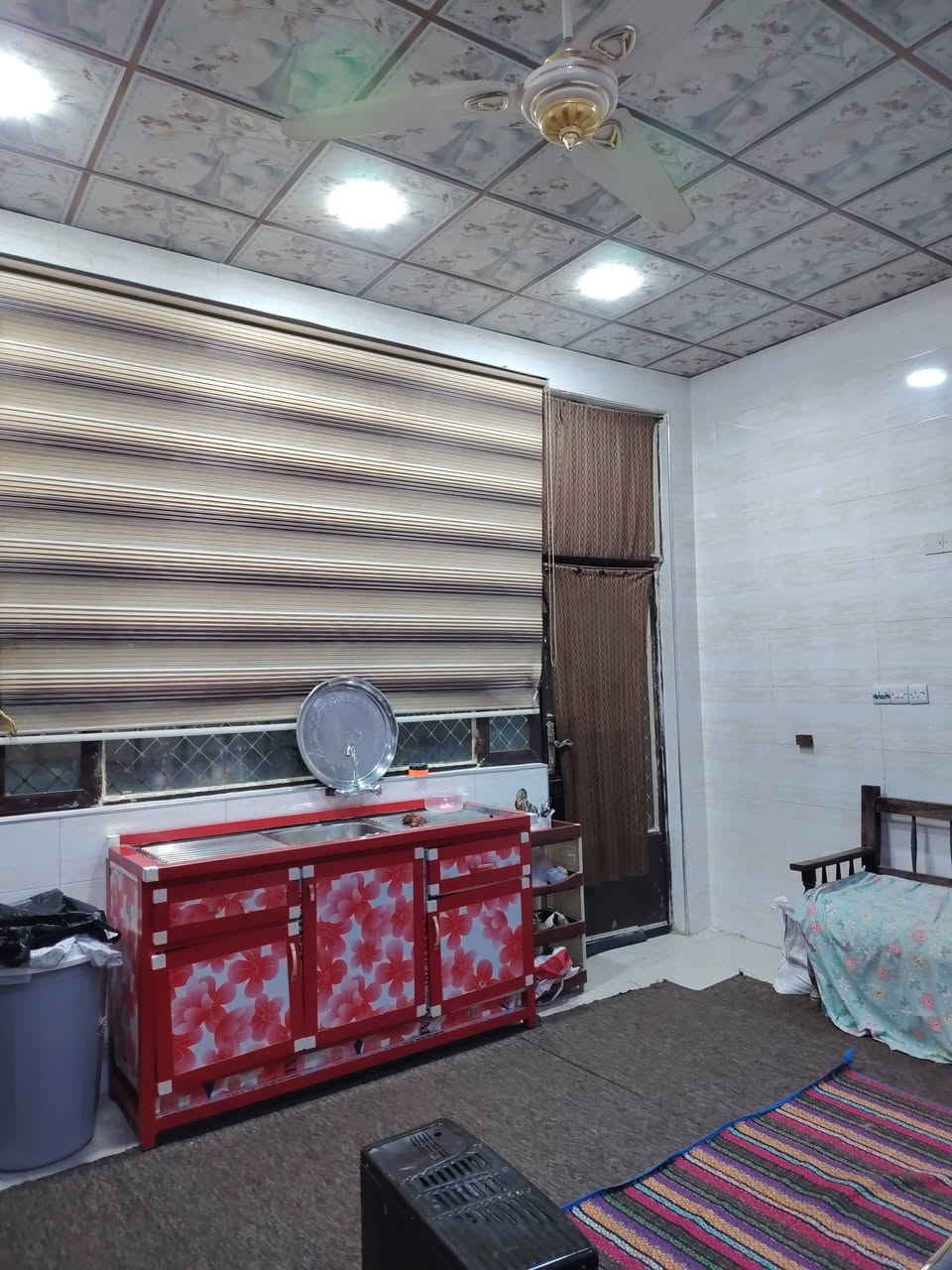 بيت للبيع طابو زراعي سند 25مساحه 230متر استقبال ومطبخ وغرفتين نوم وصاله ومجموعة صحيات اول فرع مقابل العلوه خلف محلات استاذ شمس
 ملاحظه البيت بي برج انترنيت مؤجر بالشهر 50الف وخط انترنيت مفتوح
السعر 125وبي مجال بسيط
رقم ***********
