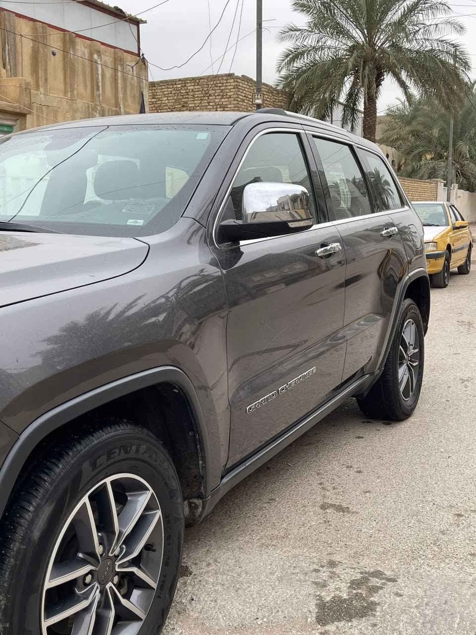 السلام عليكم 
جيب كراند شيروكي 2019 لمتدد فول مواصفات
السيارة وارد امريكي ضربتها مثل ما موضح كدامكم بلصور
المواصفات:
شاشه جبيره 
رادارات
جنطه كهرباء 
فتحه سقف 
تدفئة تبريد بلكشنات وبيها هواي مواصفات 
رقم بغداد تحويل ثاني يوم
وصورة السونار موجوده بلمنشور
السعر:225$
عنوان السياره واسط كوت
للاستفسار الاتصال:***********

