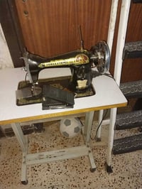 غرض للبيع كونفيره( 70) ماكينه خياطه  {100} سماعه ملايات{ 75}0772848602...