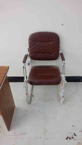 السلام عليكم
ميز وكرسي مكتبي او كاشير 
مامستعمل جديد 
الكرسي ب50
الكاشير ب80
***********
شط العرب
