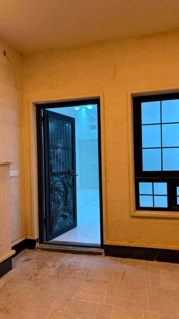 السلام عليكم.. ✨🧡 
#دار للبيع زيرو للبيع في حي الجامعة 🔷 
#مساحة 300 متر 
10*30
#مكون الدار. من 
4 غرف نوم 
#صالة+ استقبال 
#مطبخ حار+ بارد 
#حديقة + كراج 
#مجموعه صحية 4 + مناور 
#حجر+ سحب 
#بناء درجة اولى 
#شارع15متر 
#للاستفسار الاتصال على رقم
***********☎️ مكتب الأمين للعقار على شارع 60 مقابيل مجمع طيبة 2
