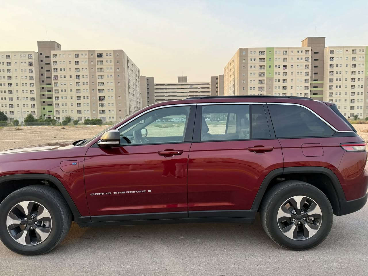 السلام عليكم جيب كراند شيروكي هايبرد 2024 مرقم بغداد الدولي بسمي
حجم المكينة : 2000 تيربو + هايبرد + شحن منزلي
اللون احمر 
المواصفات:.
1. بصمه
2.شاشه كبيره
3.تشغيل عن بعد
4.رادارامامي+خلفي+جوانب
5. كشنات جلد
6. كشن السايق ميموري
7. كشنات كهرباء
8. صندوق كهرباء
9. حساسات خلفية
10.قطع تبريد
11. إشابر بالمري
12.السياره جديده كلش
13. رادارات 360
14. ثلاث وضعيات قيادة
15. بانوراما فتحتين
16. كير ماوس
17. نظام منحدرات
18. هيتـرات بالكشنات
19. ويل كب كروم
20. لايتات لد
21. بكلايت لد
22. كشافات
23. بصمة أبواب 
24.ماشيه 46الف ونص
25.سايد بريك كهربائي
26.السياره بدون تبديل
مكان السياره بغداد مجمع بسماية السكني
السعر 315$وبيه مجال للطيبين
اللاستفسار اكثر:***********
