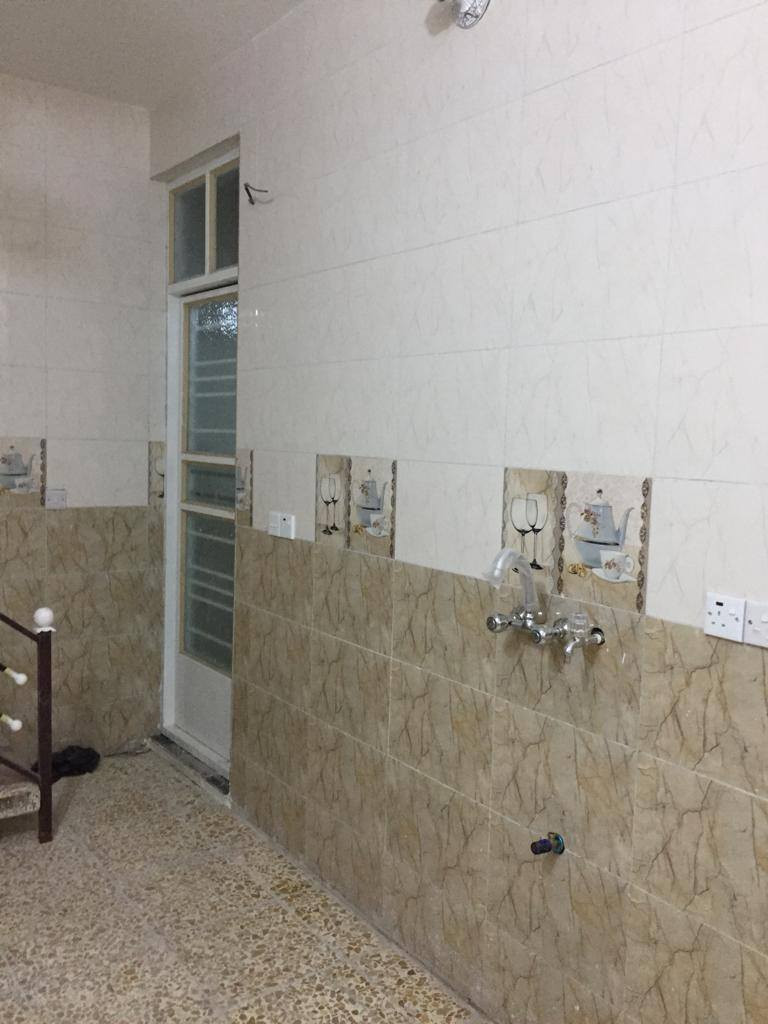 دار سكنية في موقع مميز جداً ..
طابو صرف..في بغداد / الاعظمية في الشارع المحاذي لطريق جامع النداء باتجاه ساحة عنتر .. قرب مدرسة المهج .. بناء حديث درجة أولى غير مشغول مساحته ٥٢,٢٥ متر مربع ( الواجهة ٥,٥٠ والنزال ٩,٥٠ ). مكون من ثلاث طوابق ، يحتوي الارضي على صالة ومطبخ بمدخل منفصل لكل منهما وحمام شرقي وغربي مع التاسيسات الصحية الكاملة للغسالة ومنظومة تحلية الماء بالاضافة الى الدرج والمنور..
والطابق الاول يحتوي على غرفة نوم وحمام غربي ومخزن وبالكون ، ويحتوي الثالث على غرفة نوم ومخزن وبالكون وسطح اول وسلم حديدي للسطح الثاني.
***********
