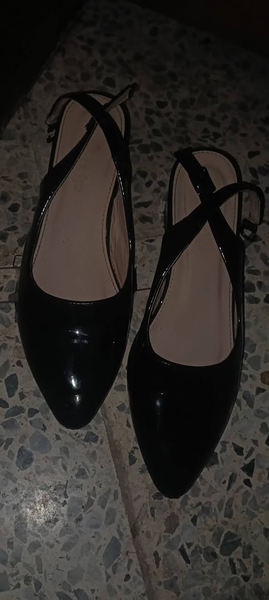 احذية نسائي مقاس 40، الكعب اللي بيه سير من گدام جديد ما ملبوس سعره 25 ألف
البقية ملبوسات سعر كل واحد 10 آلاف بس الرياضي الأبيض وأسود ب12


**إذا كنت صاحب هذا الإعلان وتريد حذفه لأي سبب، رجاءا أرسل رسالة إلى الدعم الفني**