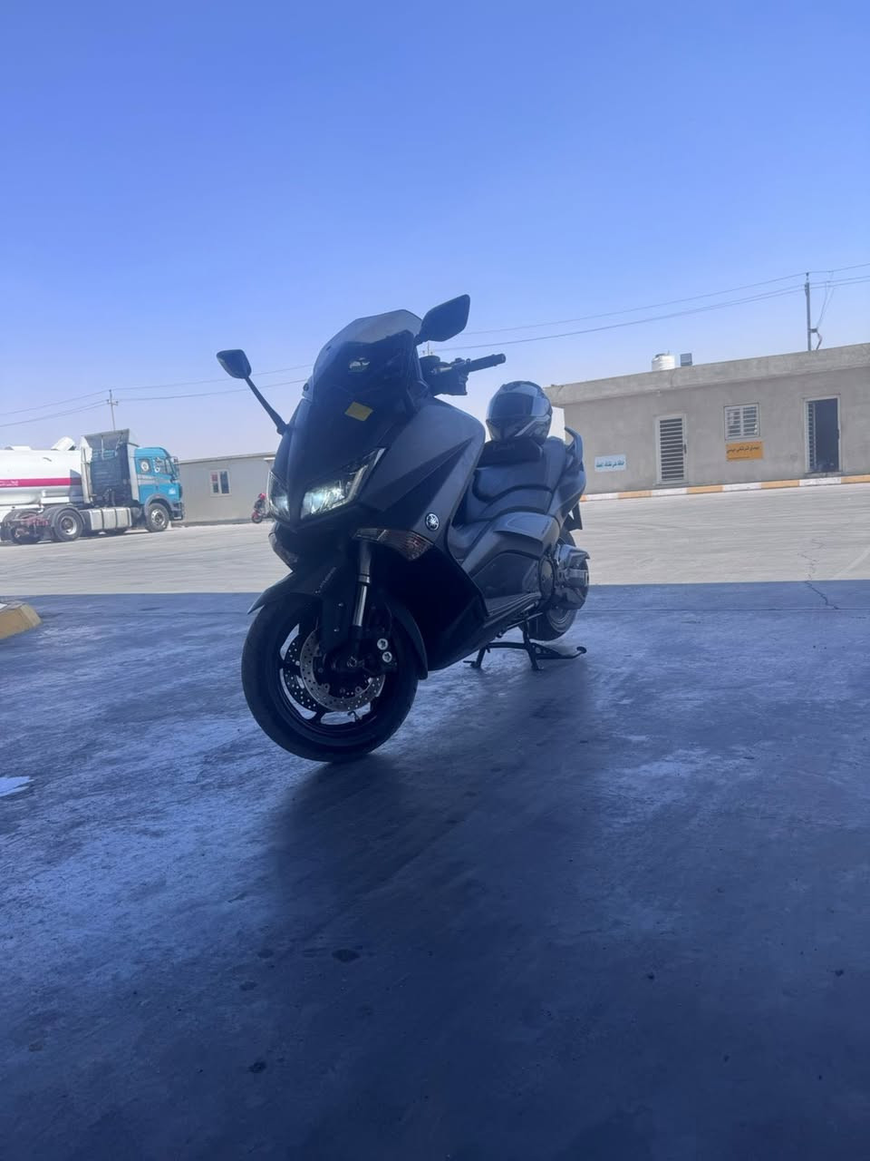 دراجه Yamaha T-MAX 530 ( 2017) نظيفة جداً وبحالة ممتازة، جاهزة للموسم ولا تحتاج لأي مصروف.

المواصفات:
• المحرك: 530cc، أداء رياضي وعزم قوي.

• نظام الكوابل: مكابح ABS 

• الحالة العامة: صبغ الشركة، خالية من الحوادث أو الشخط 
القوي.

 نضام تشغيل بصمه

ماشية (5000)، تايرات بحالة جيدة جداً ونضافه ١٠٠/١٠٠

السعر(80) وبيه مجال

العنوان البصره 

تواصل والاستفسار:(***********)
