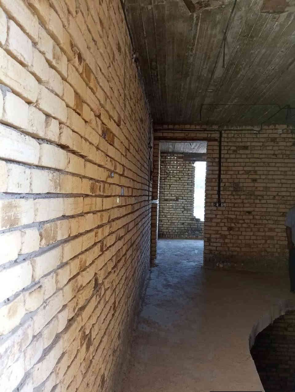 السلام عليكم
  دار للبيع هيكل مسقف مكان مميز جداً طابقين 
طابو زراعي سند ٢٥
بسم ابو البيت شخصين سند
المساحه //١٠٠متر 
نوع البناء//طابوق السقف صب كونكريت مسلح باشراف وتنفيذ مهندس مدني 
العنوان / /بابل المدحتيه
الجمعيه الزراعي خلف مدرسة علي طه الاهليه 
خدمات كامله من ماء وكهرباءوتبليط لحد باب البيت مجاري خارجيه
عرض الشارع ٦متر
السعر/٦٨وبي مجال
تفاصيل البيت طابقين
الطابق الأول
صاله كبيره
عدد الغرف١
مطبخ 
ممر جانبي
درج فر طابقين
الارضيه صب رفت
باب دخول وخروج للصاله 
بوب و شبابيك الحديد كامله 
باب الدار موجوده البيت مقفل 
مجمع صحيات داخليه وخارجيه
الطابق الثاني يتكون من
عدد الغرف ٢
صاله
مجمع صحيات 
نقص البيت ارضيه حلين صب
لبخ خارج وداخل تشطيب دكم الكهرباء 
تحويل البيت ثاني يوم بعد الشراء 
بناء حديث موقع جيد جداً 
سنة البناء حديث
للاستفسار
مراجعة  مكتب دلالية وائل الهندي 
***********وائل الهندي
***********ابو علي
مكتب دلالية وائل الهندي بابل المدحتيه الحمزه الغربي ع شارع 60 قرب سلوان ابو الكاشي مقابيل فرع علي قمار
