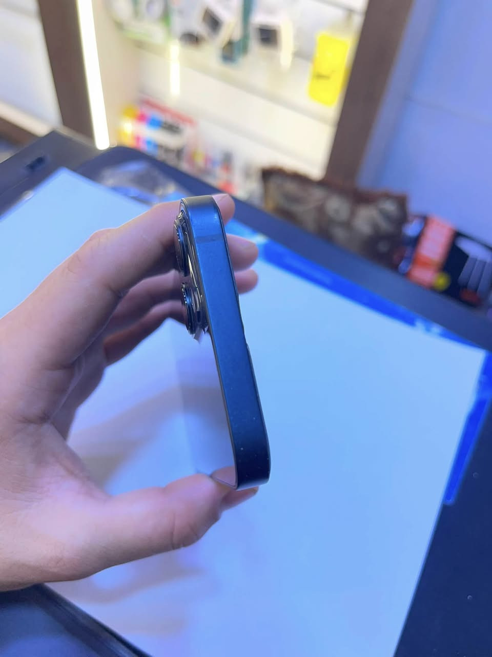 بيع جهاز (iPhone 13 العادي)
المواصفات:

 الموديل: آيفون 13 عادي (iPhone 13)

 اللون: سماء الليل (Midnight) مميز وفخم جداً (نفس الصورة ⁠.

 الذاكرة: 128 جيجابايت.

 شريحة الاتصال: تك سيم (Single SIM).

 نسبة البطارية: 80% (أداء ممتاز ومستقر).

حالة الجهاز:

 الجهاز نظيف حيل حيل وأخو الجديد، خالي من أي شخوط أو عيوب مصنعية.

 كلشي مامبدل بي (جهاز قطرة وحدة، فحص بالكامل، على وضع الشركة الأصلي). ***********
