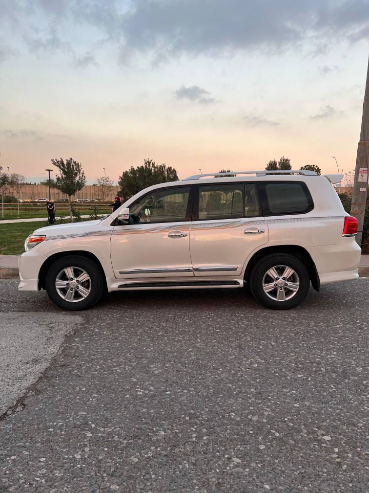 تويوتا لاندكروز 2015 vxr .v8 فول مواصفات چوار تايةى نوى بو بةستراوة بةناوى خومة سةيارةكة بي صبوغة كةميك ساردى هةية مةكينة نةكرايتةوة گير و مةكينةو كارةبايي اكسل و دبل اكسلو پيش و پشت  هةموو بةشةرت 
تويوتا لاندكروز 2015  vxr .v8 سيارة بدون صبوغ شوية بي تعديل بارد سياة باسمي محرك گير اكسل دبل اكسل كهربايي كل بشرت سيارة شدينا تخم طاير جديد و صدر و خلف كل بشرت مابي اي نواقص *********** أربيل, العراق
