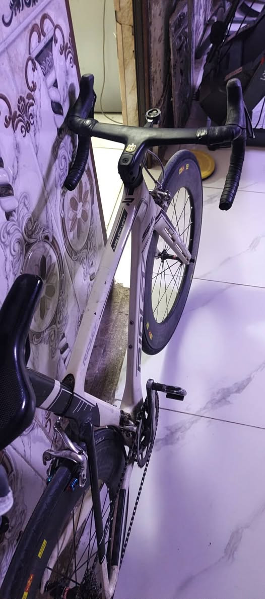 دراجه رايدلي فول كاربون سستم 105 r7000  وياله كوزمك كاربون صينيه ديور ايس طواكه ونقال اولتيكرا الدراجه خاليه من اي ضربه او فطر السعر مليون و 200 عنوان الكراده داخل ***********
