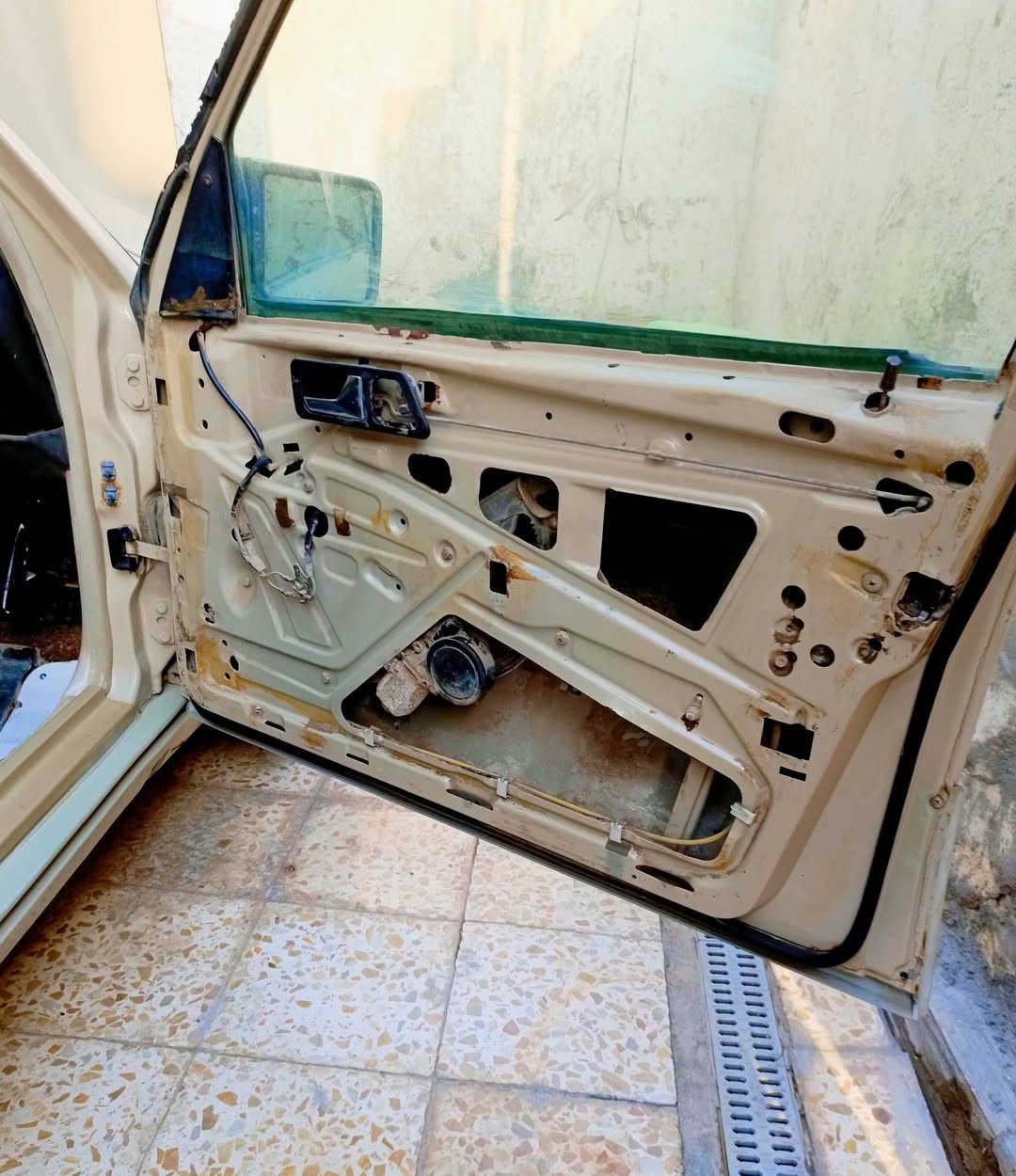 السلام عليكم.مارسيدس طيارين موديل 1986 
لون مميز بلادي مو تغيير  .بالسنوية مكتوب اصفرخاكي 

بغداد مشروع وطني  .رقممها حلو سنوية لل27 راعيها موجود بالناصرية .. مكان السيارة ذي قار / قضاء الشطرة 
السيارة كير ومحرك محور ونجي 6 سلندر  
السيارة مفصخة بالكامل لغرض الادامة والصور تحكم نظافة القواعد والحوض الداخلي للسيارة 
 السيارة شغالة وفي حالة جيدة .. 

السيارة بيها نواقص .. 

 1/   ضعف حدادية .. دبلات ولويات ابيع .حدادية عام 
  2/  دشبول بي شي بسيط جدا اذكره للامانة لابي كسر ولا شي جاهز وحلو بس مو حيل نظيف 
  3/ ترتيب بسيط جدا بالكهربائيات .. 
   
السعررر. 36 وبيها مجال //ممتواجد على الفيس .. لغرض العمل  اتصل وتشلع عيوني *********** 
عذرا ع الاطالة بس ذكرت كل التفاصيل
