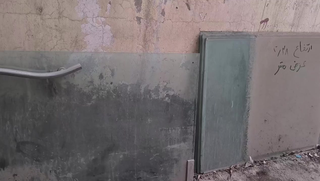 متاح جام خانه زجاج اخة الجديد ب 500 ألف كلهه هي والملحق/المكان الديوانيه ***********
اربع امتار تقريبٱ وباب
وملحق فصله مربعه بيهه شباك صغير.
