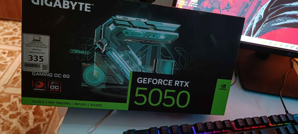 المعالج (CPU): AMD Ryzen 5 5500 (قوي جداً للألعاب والمونتاج)
كارت الشاشة (GPU): NVIDIA RTX 5050 Gigabyte OC Edition (نسخة 3 مراوح تبريد ممتاز كسر سرعة مصنعي)
الذاكرة (RAM): 16GB
الملحقات المشمولة في البيع (سيت أب كامل):
الشاشة: LG حجم 27 إنش، بتردد 100Hz (ممتازة للألعاب وسلاسة الحركة).
الكرسي: كرسي قيمنق (Gaming Chair) مريح جداً ومخصص للجلسات الطويلة.
الصوتيات: سبيكرات (Speakers) + سماعة رأس (Headset) + مايكروفون خارجي (Microphone) عالي الوضوح. دهوك, العراق


**إذا كنت صاحب هذا الإعلان وتريد حذفه لأي سبب، رجاءا أرسل رسالة إلى الدعم الفني**