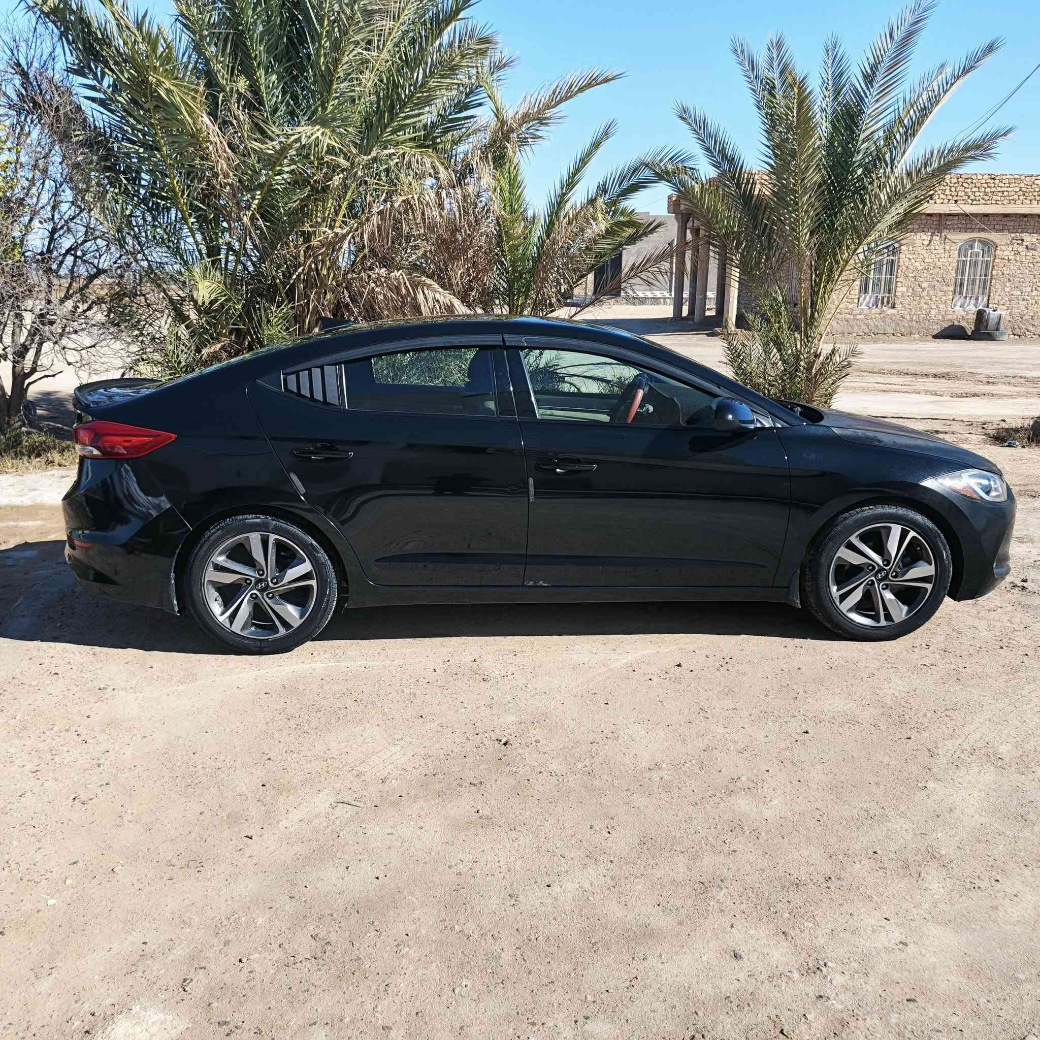 السلام عليكم 
سياره النترا 2017 وارد امريكي 
السعر 135 وبيها مجال 
ضررها بنيد مبدل، سياره جديده مال جناي
ماشيه 50 الف 
***********
