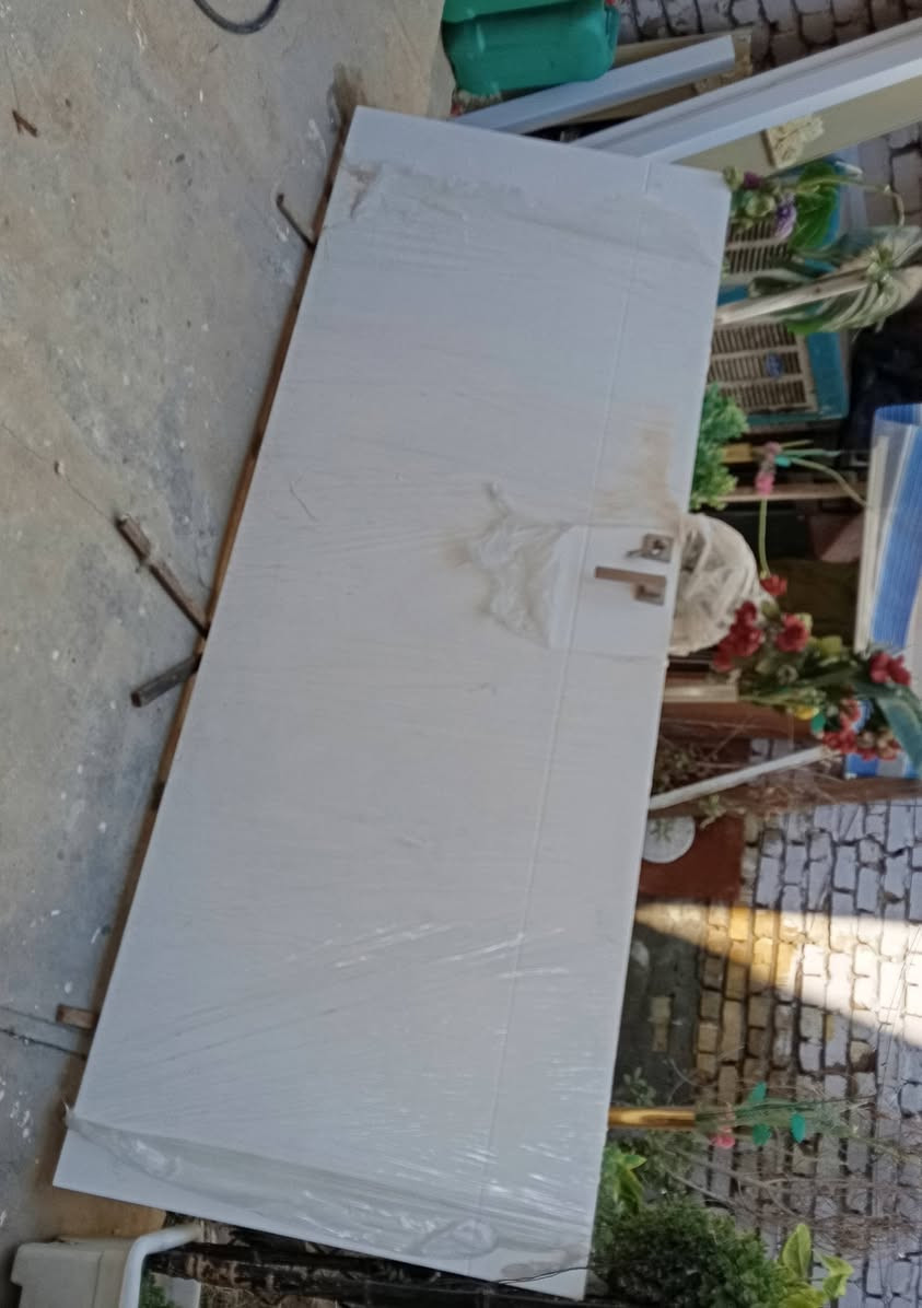 السلام عليكم عندي
مغسله كبيره عدد 2 ومغسله صغيرة 1 وباب خشب داخليه مع الأيطار  للبيع للاستفسار الإتصال على الرقم ***********
