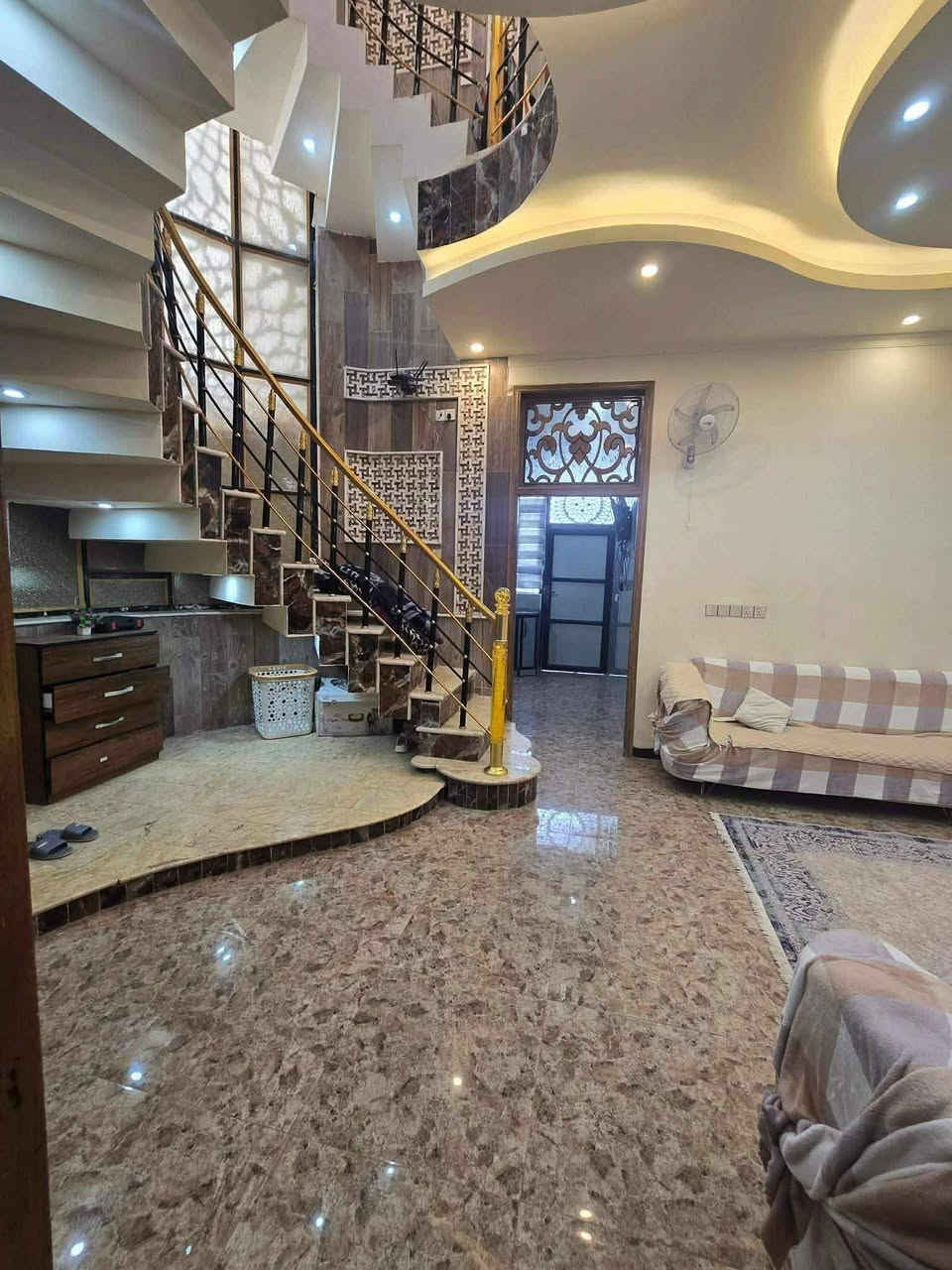 على بركة الله 🏠 
*دار للبيع - شغل درجة أولى*  
*الموقع*: الشارع الفاصل بين حي العسكري وحي الشرطة  
*المساحة*: 200 متر  
*الطوابق*: طابقين

موقع مميز وبناء راقي.

للاستفسار: راسل الصفحة أو اتصل.***********

#بيوت_للبيع #حي_العسكري #حي_الشرطة #عقارات_الديوانية
