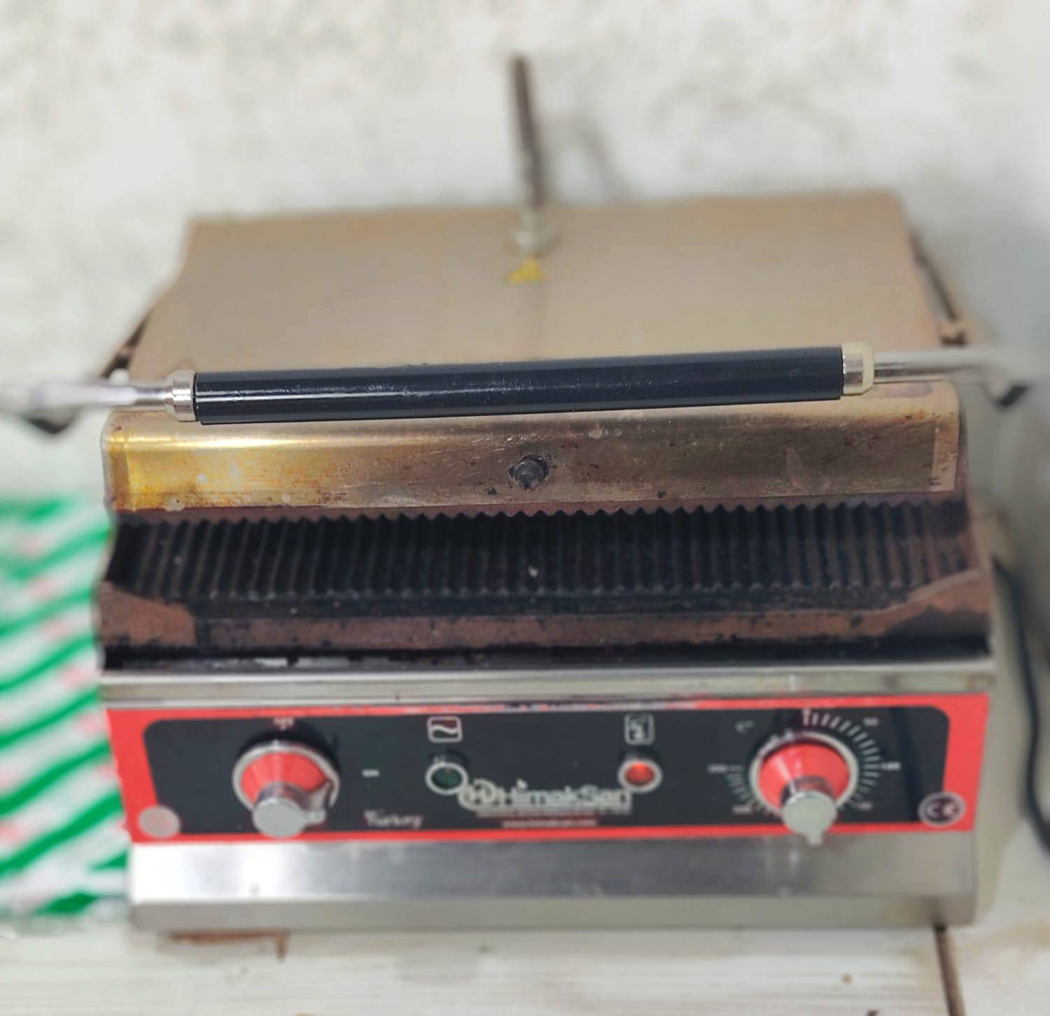 اسلام عليكم 
اغراض كافتيريا  كامله للبيع  شوايه كص مكينة ثرم سلاطه مع الاقراص  مكينة  عجين كابسة صاج ميز عدد 2 سنك  جام خانه عدد 2  كراسي عدد11 طبلات عدد 3  طباخ  عنين كبير   كرين بركل  دباب غاز عدد 2  خلاط  وكاسات مال مقبلات و مجمده  جديده
الاتصال على الارقام
***********
***********
