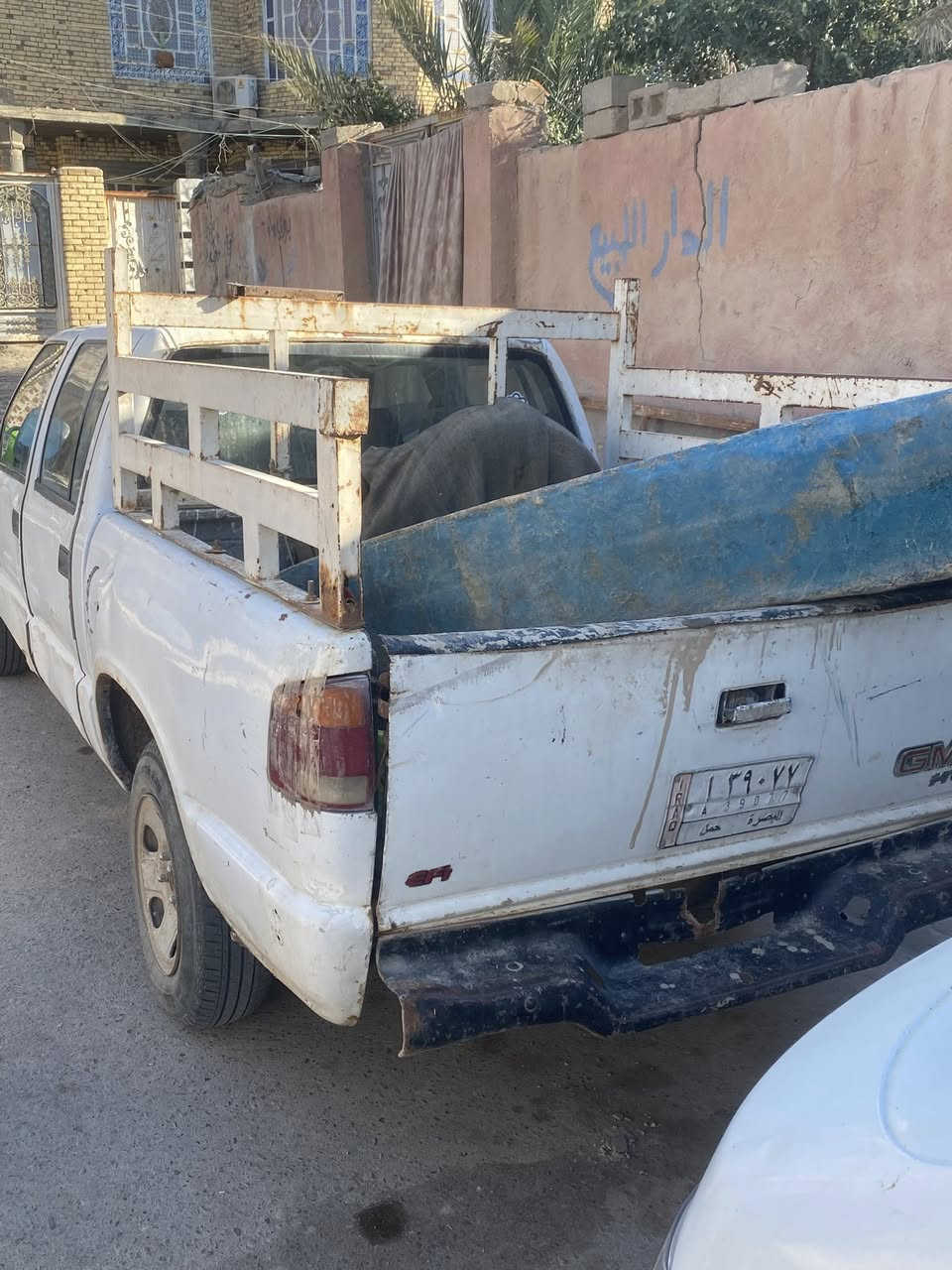 بيكم جسمي امريكي 
موديل 1997
بسمي سنويه بعد 3 سنوات تنتهي 
مابيه ضربه ولا صبغ 
كير ومكينه 2/500 مكفولات جديد
تخم تاير جاهزه
السعر 30 وبيه مجال مكاني البصره القرنه 

+964 772 248 7823
