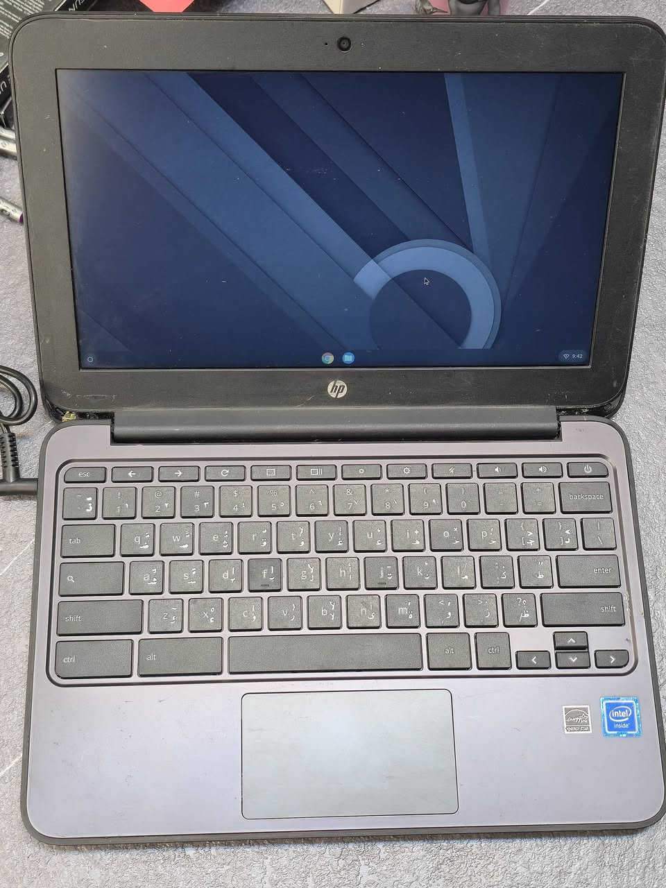 جهاز HP Chromebook، وهو حاسوب محمول يعتمد على نظام تشغيل Google Chrome.

جهاز ينتمي لفئة الأجهزة التعليمية والاقتصادية المصممة للمهام اليومية.

 المواصفات التقنية الشائعة لهذا الطراز (مثل HP Chromebook 11 G8 / G9)

المعالج: Intel Celeron (أو معالج MediaTek في بعض النسخ).الذاكرة العشوائية 
(RAM): غالباً 4 جيجابايت.
مساحة التخزين: 32 جيجابايت أو 16 جيجابايت من نوع eMMC السريع.
الشاشة: 11.6 بوصة بدقة HD.
المنافذ: يحتوي على منافذ USB-C حديثة ومنافذ USB العادية.
الاستخدام المثالي: الدراسة عن بعد، تصفح الإنترنت، مشاهدة الفيديوهات، واستخدام برامج المستندات (Google Docs / Word Online).

للاستفسار، يرجى التواصل عبر الاتصال أو الواتساب على الرقم ***********، او عبر الرابط https://wa.me/message/TZ6U44S42JMOD1
