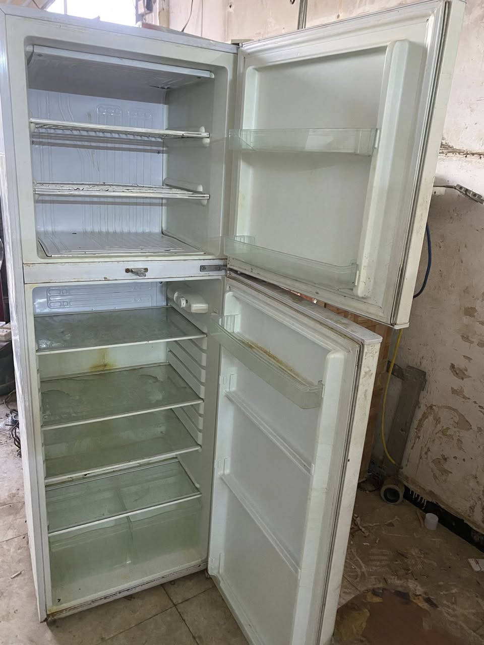 ثلاجه نضيفه عل فحص سعرها 150  بيها مجال العنوان الديوانية جمهوري بدايه شارع سالم
***********
