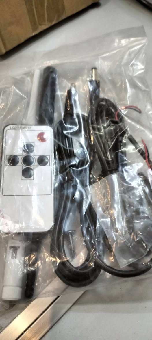 السلام عليكم ... المهتم ينطي سعر ... يوجد توصيل...
هذا المنتج هو نظام DVR لاسلكي للمركبات يحتوي على شاشة LCD مقاس 9 بوصة ودعم لما يصل إلى 4 كاميرات. 
نوع النظام: نظام مراقبة لاسلكي 2nd Generation 2-4 Cam Wireless DVR مع شاشة 9 بوصة.
الوظائف الرئيسية: يدعم التسجيل، الرؤية الليلية، وخاصية الرجوع للخلف (نسخ احتياطي) للشاحنات والحافلات. 
التقنية: يعتمد على تقنية Wi-Fi لنقل البيانات لاسلكياً بين الكاميرات والشاشة. 
المميزات: شاشة عالية الوضوح تدعم تقسيم الشاشة لعرض عدة كاميرات في وقت واحد.


**إذا كنت صاحب هذا الإعلان وتريد حذفه لأي سبب، رجاءا أرسل رسالة إلى الدعم الفني**