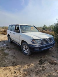 لاند كروز • ٢٠٠٤ • مزاد الداخلية