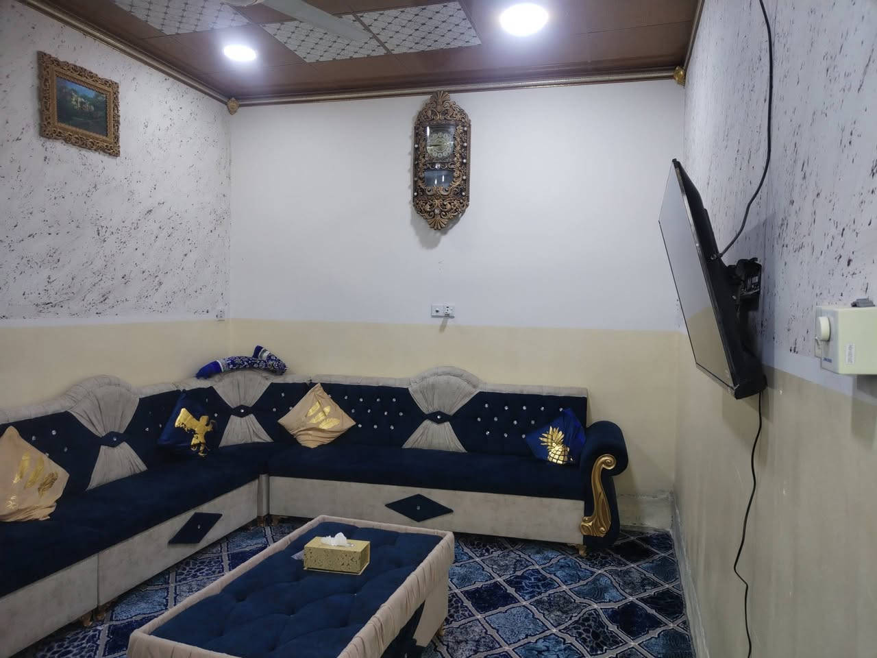 بيت للبيع حي الوحدة قرب ملعب نكتل مسجل بالبلدية بي رقم تسلسل مساحة 100متر يتكون من استقبال ومطبخ ومنور وحمام وغرفة نوم وكراج سيارةصحيات خارجية درج داخلي بيتونة جبيرة  السعر 45استفسار ***********واتساب اتصال
