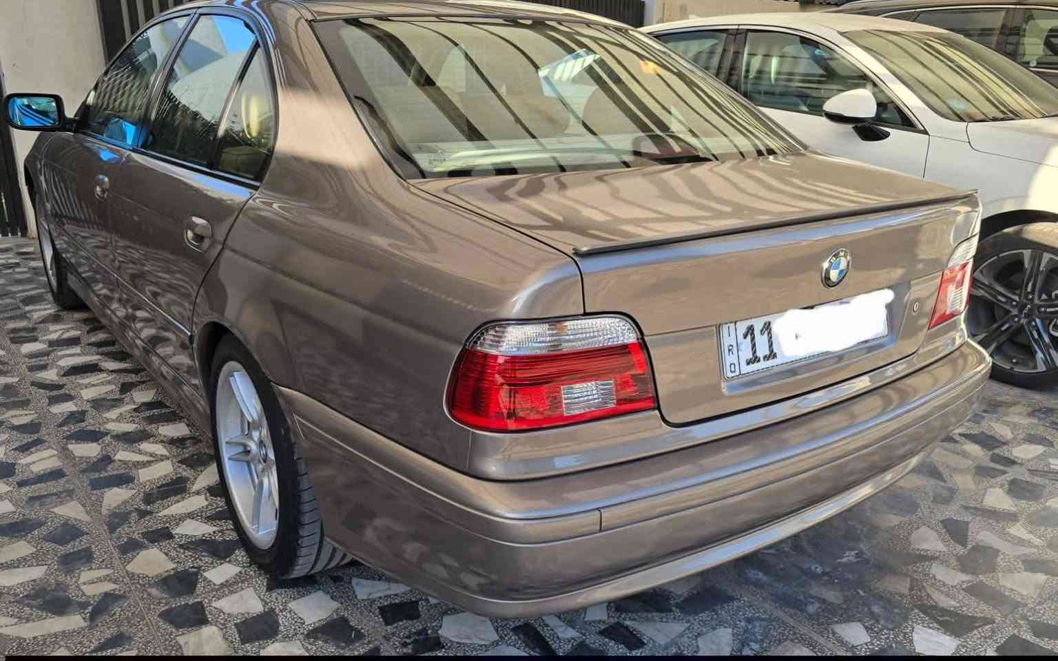 بي ام دبليو موديل 2002 528i وارد امريكي لون مميز
مصبوغه عام صبغ درجة اولى 
السيارة مصروف عليها كلش هوايه
وكلشي بيها اصلي  حجر صالنصه حساس صالنصه كلة وكالة 
(دبل جام) ......
تبريد + تدفئة 
لايت زنون سوار اصلي وكالة 
بك لايت شمعه اصلي 
مرايات شفط
سلايد جام
داخل جلد كهرباء+ستيرن كهرباء +ميموري + مشط كهرباء 
١٠ ايرباك
شاشه اصلية +كامرة
دركه m اصليه 

ويل كب m تو سايز اصلي
دوس m
دعاميه m
ريمونت اصلي وكالة شغال وهوايه بيها بعد مواصفات
ملاحظة ..
رجاء لحد ايقارنه بخواته التعبانات ولحد ايكول سعرك مال ميماتي كلشي اكو بالسوك هذا الموجود

رقم صاحب السيارة 
***********
