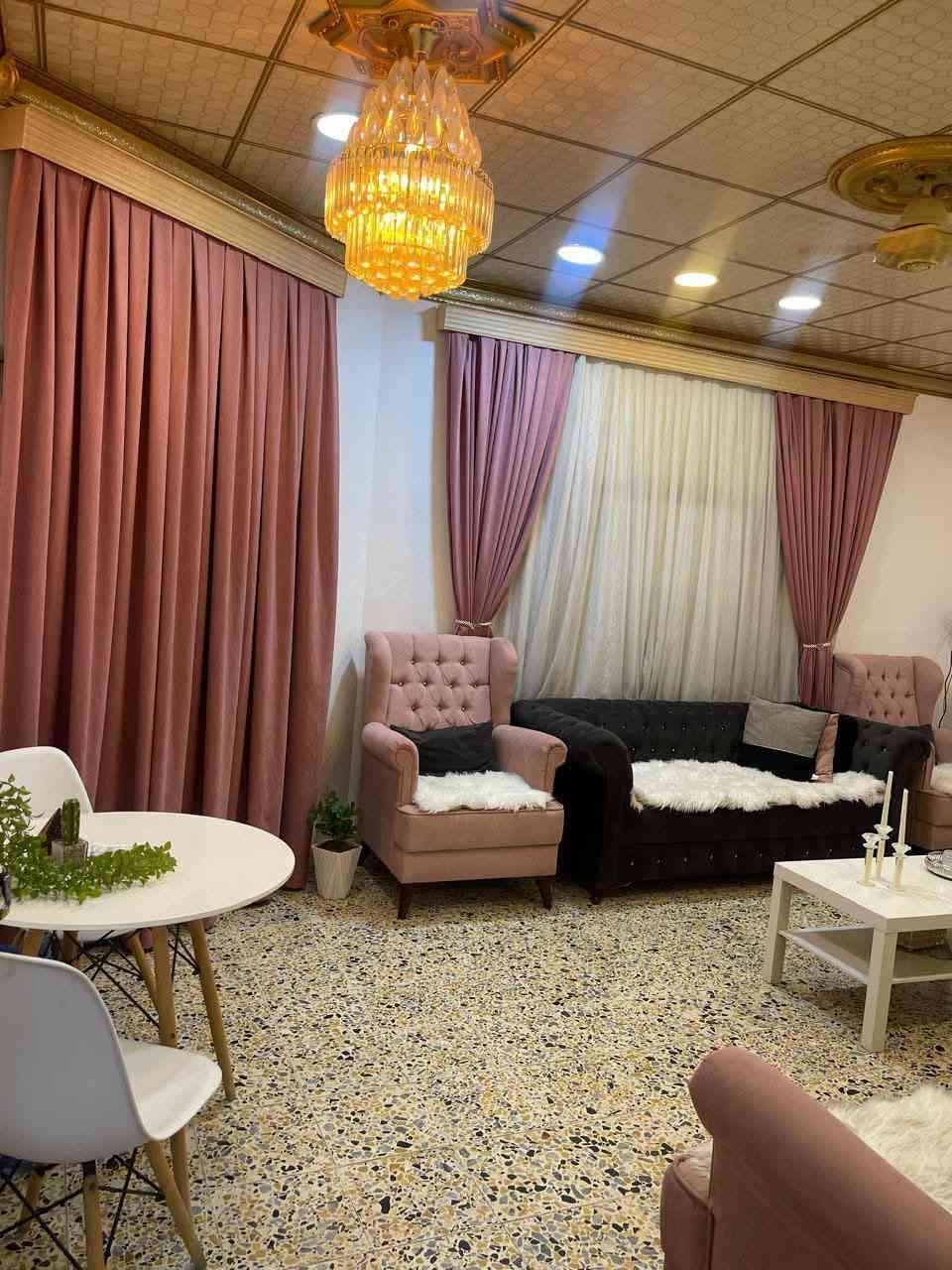 السلام عليكم
بيت المساحة 150 
العنوان الكاطون قرب السايدين الفاصل بين الحي والكاطون يبعد عن الشارع تقريبا 300متر
غرف نوم 2
استقبال
صالة
حمام + تواليت داخلي
تواليت خارجي
مطبخ 
طرمة 
طابق واحد 
البناء 2015
السعر 110 او بي مجال
للاشتفسار ***********
