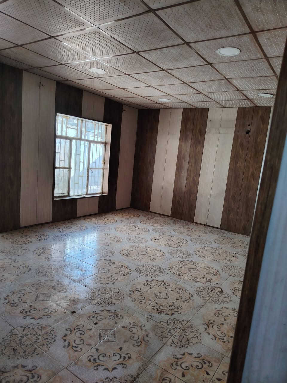 دار للبيع
المساحه 100 طابو صرف 
الواجهه 5متر. طابقين ننظيف جدا
طابق الارضي غرف نوم وهول استقبال ومطبخ وصحيات وكراج
طابق ثاني غرف نوم
الموقع حي العسكري /شارع 30 قرب مركز شرطه المنتصر
مراجعه مكتب الأهرام لعقار والمقالات شارع 60قرب مجمع الضامن الطبي *********** بيه واتساب ***********
