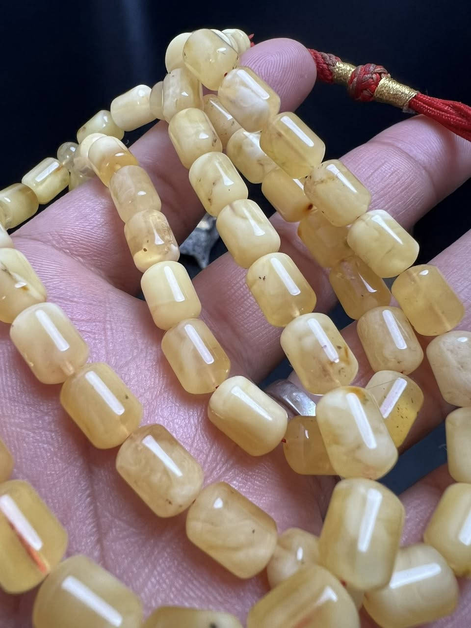 من الخامات الســـــوبر القشطة وعسل 
كصة كويــتية مرتبة 
عـــدد الحبات 63 حبة 

خام واحد لون وجمال وقدم 
الـــوزن 31 غرام 

راسلني عل الخاص لطفا 

أو الاتصال ***********

موجود واتساب عل هذا الرابط 

‏مراسلة احمد الربيعي الصائغ كهف الاحجار عبر واتساب. https://wa.me/message/OEI26QOEYZ7TO1
