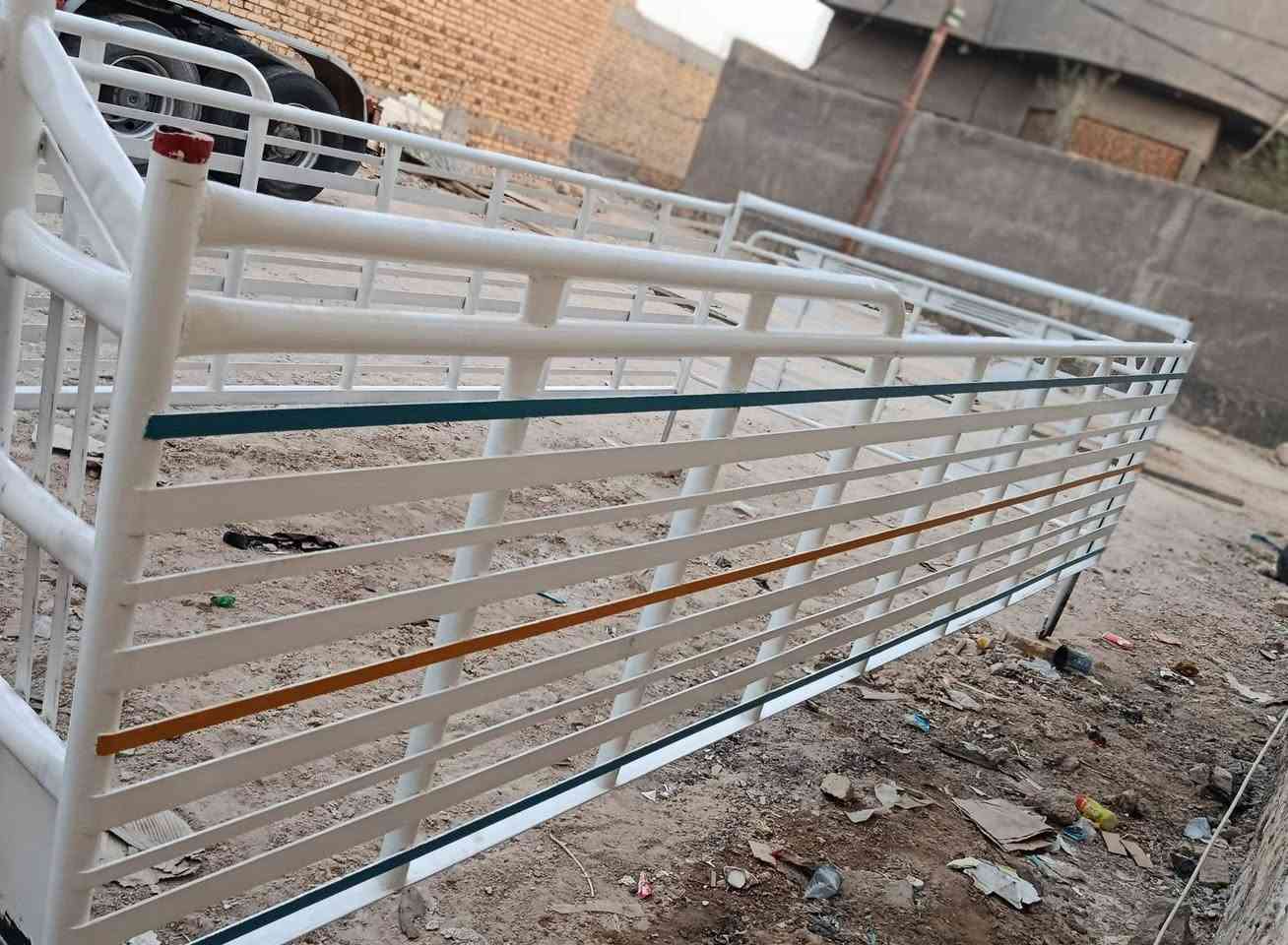 سلام عليكم للبيع محجر كنتر شغل جلال الحداد جديد طول اربعه ونص 

***********
