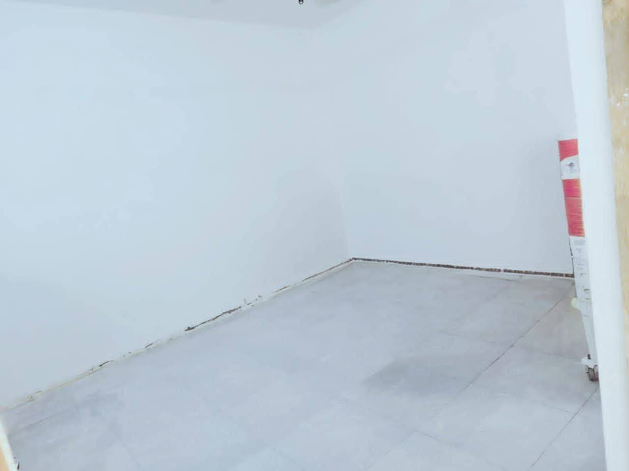 (عرض عقار للبيع)
1-المساحة 100متر ركن
2-البناء2025 رباط كونكريت 
3-الموقع شارع سالم مقابيل حسينية الحجة ابن الحسن العسكري 
4-استقبال -مطبخ -صالة -غرفة-منور-مجمع صحيات 
5-السعر 70 مليون مع المجال 
📞***********
