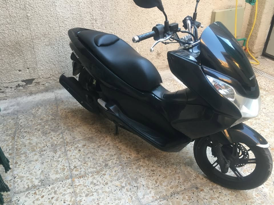 السلام عليكم
دراجه pcx جيل اول للبيع 
دراجه مكفوله كفاله عامه 
خير من الله مابيه نقص 
موديل : 2018
الاتصال : ***********
مكاني : بغداد الرشاد
