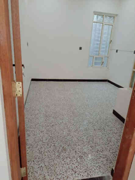 شقة للايجار طابق ثاني تحتوي على غرفتين وصالة ومطبخ وصحيات وبالكونة العنوان كرادة خارج تقاطع المسبح للاستفسار الاتصال على الرقم ***********
