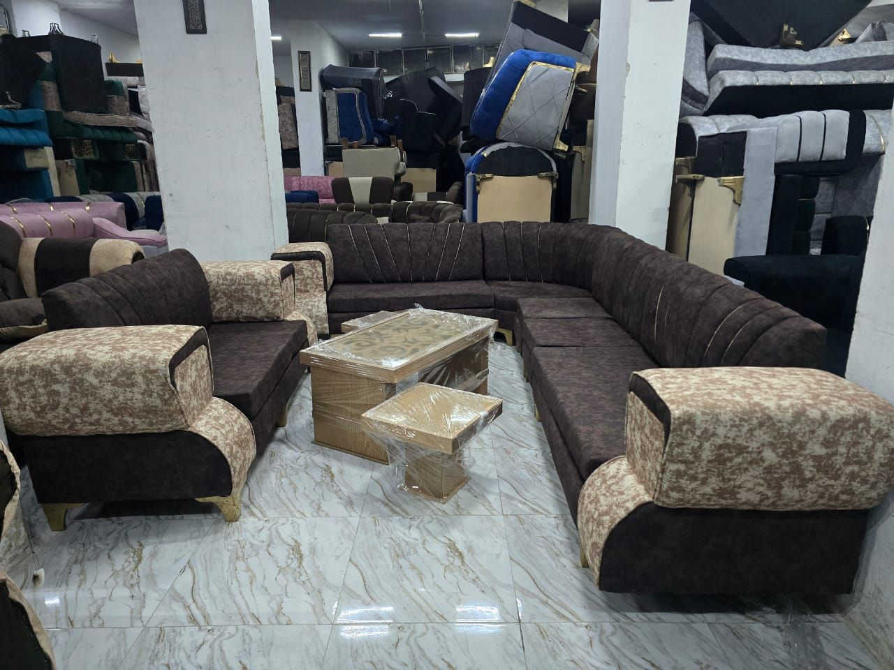 ⛔️ عرووضنا مستمررة 💥طقم كنب9أشخاص وصنددوق ⛔️ بس ب😍#مليونين_و350 ألف طقم كنب مع 🎁طاولات هددية🎁
📲لحق حالك واحجزز :
🛑الطقم المميز والاكثر طلب
😎#طقم #كنبايات9أشخاص
🔴#المواصفات: 
 ✅  خشب شوح
✅#سفنج ع 12سم. ممتاز اول
✅#قماش مرمرة مخمل
✅#صندوق 😍
✅#الطراحة متحركة مذودة بسحابات لسهولة الغسيل🌙
# قواعد لوكنز لون الدهبي  

📛#أستلم نفس الطقم يلي بالصوره
👈 التواصل والاستفسار مسنجر 💥


**إذا كنت صاحب هذا الإعلان وتريد حذفه لأي سبب، رجاءا أرسل رسالة إلى الدعم الفني**