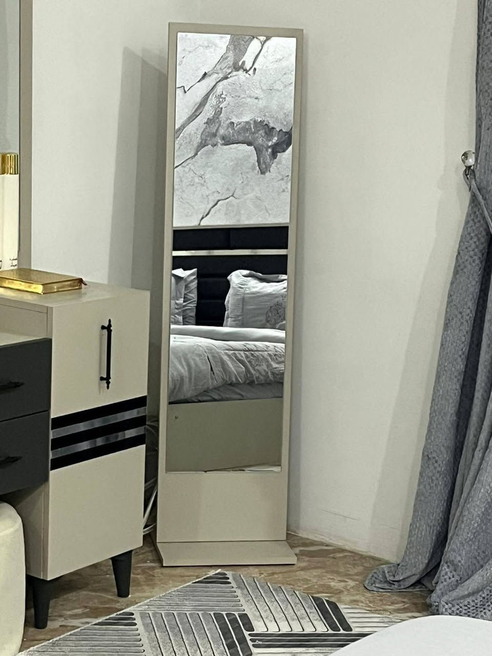 السلام عليكم  الغرفه نظيفه استخدمت 4 اشهر تقريبا ومبيها اي ضرر فقط الي بداخل الكنتور هذول مالت التعاليق وگعو الباقي كله نظيف  - سرير 
- ⁠كومدي سرير 2
- ⁠كنتور 
- ⁠ملحق كنتور بابين
- ⁠ميز مرايا
- ⁠طابوريه ميز
- ⁠مرايا قيافه
- ⁠ملحق صغير
- ⁠طابوريه سرير اي استفسار ع خاص 
العنوان : البصره الحكيميه قرب مقبره الانگليز


**إذا كنت صاحب هذا الإعلان وتريد حذفه لأي سبب، رجاءا أرسل رسالة إلى الدعم الفني**