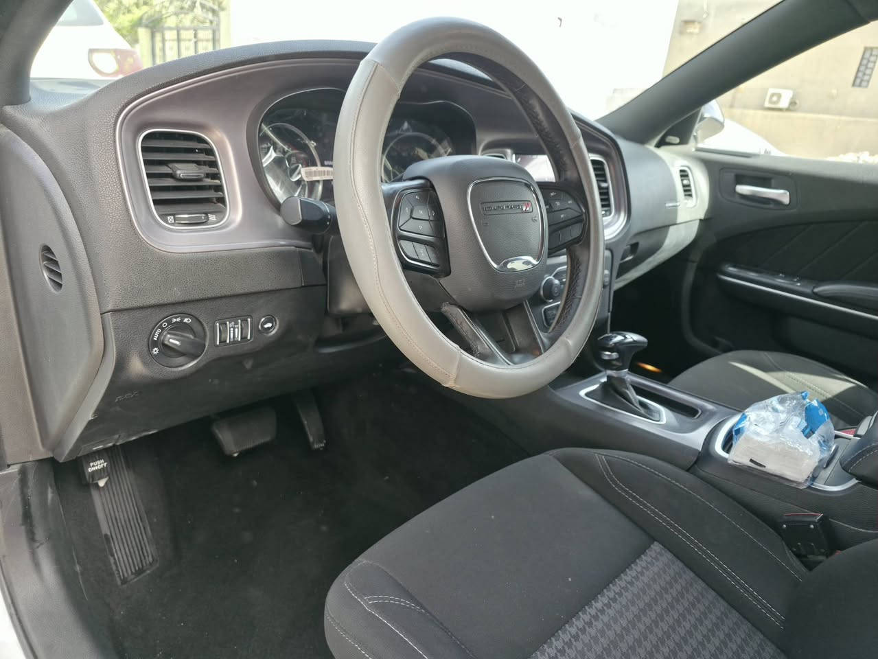 دودج جارجر موديل 2023 اصل 
فئة SXT 
المواصفات معروفة 
لون سلفر بأسمي رقم بصرة 
ماشية 28 الف ميل 
السيارة ضربته كلش خفيفة بحيث كله بلادي راديتر الماي والتبريد والحاضن كله بلاد غاز التبريد البلاد نفسه والصور الحادث موجودة بالمنشور
هاتف/واتساب *********** 
العنوان البصرة
