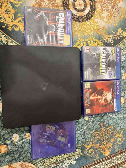 بلي فور سلم جديد مامفتوح ابداً مستعمل شي قليل ويا يديتن وحده اصليه والثاني تجاري المكان الدوره _  ابو دشير 
العسر 300

 وبي مجال شي قليل وياه اربع أقارص
 القراص 1.كراش 2.Callofduty قرصين الأول انكليزي والثاني عربي 3. Tekken7
رقم التلفون *********** 
وخاص هم
