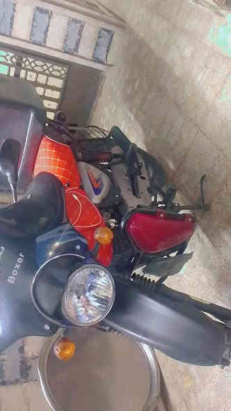 سلام عليكم شباب دراجة بوكس موديل 22 كدامك الدراجة جديدة بلجيس  ماشية 29 الدراجة مرقمة بس باقية تستلم لوحات عليها اريد ابيعها الدراجة نظيفة كلش كدامك شوفت عينك سعرها 2000 مليونين وبيهة مجال للشراي للاستفسار 
*********** وبخدمتكم دراجة ما مشتغلة دلفري الله شاهد بس حاط الصندوك مسواك البيت بس وتجي وتشوف بعينك بيهة صندوك وياها خوذة هدية
